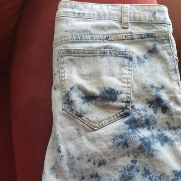 Shorts - Picture 2 of 4